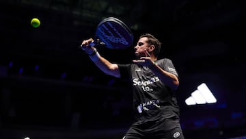 Paquito Navarro golpea la bola en el Madrid P1 de Premier Padel.