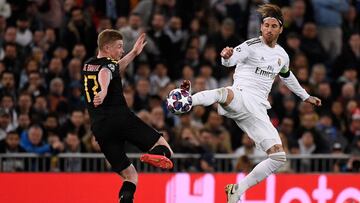 Real Madrid's Spanish defender Sergio Ramos (R) challenges Manchester City's Belgian midfielder Kevin De Bruyne during the UEFA Champions League round of 16 first-leg football match between Real Madrid CF and Manchester City at the Santiago Bern