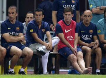 Messi en el banquillo durante el partido
