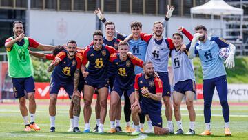 Los jugadores de la Selección, en un momento del entrenamiento, con Fabián Ruiz entre ellos.