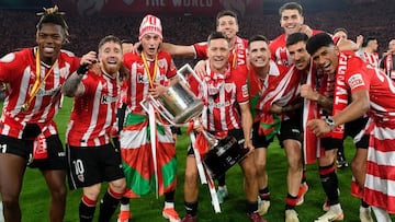 Iker Muniain y Ander Herrera, con el trofeo de la Copa del Rey ganada por el Athletic en 2024.