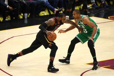 LeBron ante Horford; en las dos ocasiones en las que lo enfrentó, siempre salió victorioso 'El Rey'.