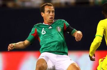 Previo a la Copa América de 1999, Manuel Lapuente convocó al hoy jugador de Cruz Azul, cuando apenas tenía 14 partidos como profesional. Su debut fue en un amistoso contra Argentina.