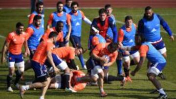 Nicolas Mas (en el centro con el bal&oacute;n oval), durante un entrenamiento esta semana.