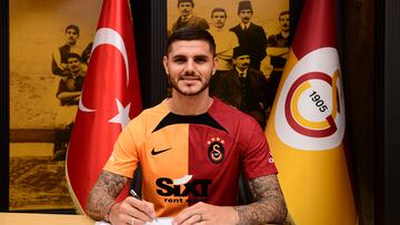 Istanbul (Turkey), 08/09/2022.- A handout photo made available by Galatasaray's Press Office shows Galatasaray's new player Mauro Icardi posing during a signing ceremony in Istanbul, Turkey 08 September 2022. (Turquía, Estanbul) EFE/EPA/GALATASARAY PRESS OFFICE / HO HANDOUT EDITORIAL USE ONLY/NO SALES/NO ARCHIVES
