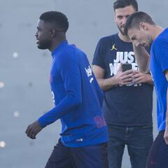Umtiti regresa, pero no completa todo el entrenamiento