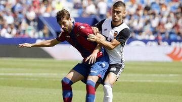 GRA110. VALENCIA, 16/09/2017.- El centrocampista del Levante, José Gómez Campaña (i), controla la pelota ante el centrocampista del Valencia, Andreas Pereira (d), durante el partido de Liga de Primera División que disputan hoy en el estadio Ciutat de Valencia. EFE/Kai Försterling