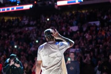Los Sixers rindieron homenaje a Allen Iverson haci¨¦ndole entrega de la chaqueta especial que le reconoce como miembro del Sal¨®n de la Fama.