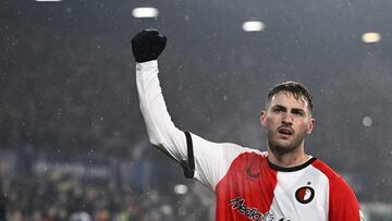 Feyenoord's Mexican forward #29 Santiago Gimenez celebrates after scoring Feyenoord's second goal from the penalty spot during the UEFA Champions League, league phase day 7, football match between Feyenoord (NED) and FC Bayern Munich (GER) at the Feyenoord Stadium in Rotterdam, on January 22, 2025. (Photo by JOHN THYS / AFP)