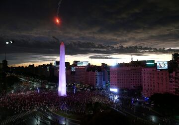 Los aficionados de River celebran el triunfo de su equipo en la Final de la Copa Libertadores ante Boca en la Plaza del Obelisco.