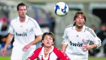 <b>LOS GRANDES. </b>Piatti, ante los madridistas Heinze y Metzelder en el Mediterráneo.