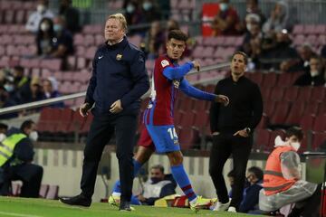 Koeman, en la banda, siguiendo el partido.