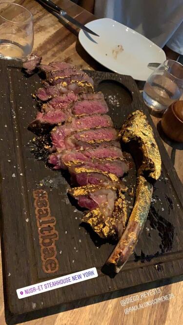Jugadores del Tri se dan el lujo de comer filete bañado en oro