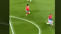 El ‘tackle’ de Echeverría a Messi que nadie había visto y agiganta su partido ante Argentina: se hará viral en redes