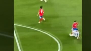 El ‘tackle’ de Echeverría a Messi que nadie había visto y agiganta su partido ante Argentina: se hará viral en redes