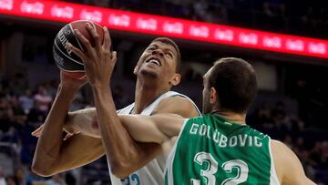 GRAF3113. MADRID, 09/05/2018.- El pivot caboverdiano del Real Madrid Walter Tavares (i) intenta anotar ante el pivot montenegrino del Real Betis Energía Plus Vladimir Golubovic en partido de Liga Endesa que se disputa esta noche en el Wizink Center
