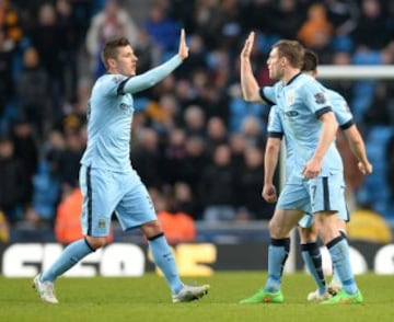 Manchester City sólo salvó un empate en la agonía ante Hull City.
