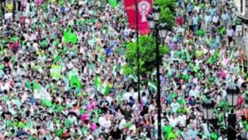 <b>IMPRESIONANTE. </b>El pasado 15 de junio, 60.000 aficionados béticos pidieron la marcha de Lopera.