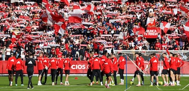 Los jugadores del Sevilla agradecen a sus aficionados, los ánimos recibidos en un Sánchez Pizjuán lleno para el entrenamiento previo al derbi de mañana contra el Betis.