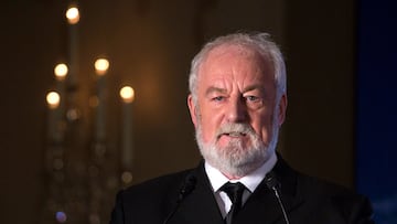 FILE PHOTO: Bernard Hill, actor of captain Edward Smith in the 1997 Titanic movie, speaks during a news conference in Hong Kong January 12, 2014. Seven-Star Energy Investment Group (SSEG) announced a 1 billion yuan ($165.23 million) project to build a life-sized Titanic replica, complete with a shipwreck simulation, for a theme park in central China by 2016, according to the company's press release.  REUTERS/Tyrone Siu/File Photo