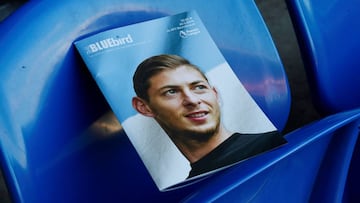 Portada del programa del partido de Premier League entre Cardiff City y AFC Bournemouth con el rostro de Emiliano Sala.