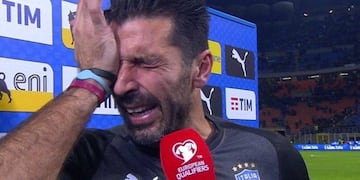 El portero italiano se alistaba para disputar su sexto Mundial, sin embargo, la Azzurra no consiguió su boleto y el veterano jugador no pudo evitar sollozar frente a las cámaras.