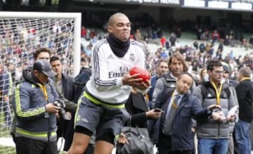 Pepe se divierte jugando al fútbol australiano.