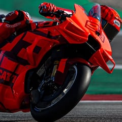 Álex lo goza con la GP24 en el estreno de Márquez y Martín