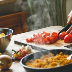 La Ley de Propiedad Horizontal lo confirma: si los olores de la cocina de un vecino llegan a las zonas comunes, puedes apelar al artículo 7.2