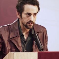 Luis Gerardo Méndez parodia las “mañaneras” de AMLO para promocionar nueva serie