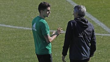 Bartra charla con Setién en un entrenamiento.