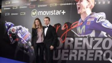 Jorge Lorenzo posa con su novia en el estreno de su documental.