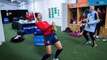 La delantera de la selección española de fútbol femenino Jenni Hermoso (c) celebra en los vestuarios después de que el equipo se impusiera a Suecia en la semifinal del Mundial femenino de fútbol disputada este martes en Auckland (Nueva Zelanda).