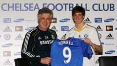 Carlo Ancelotti, entonces manager del Chelsea, presenta a Fernando Torres.