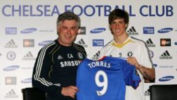 Carlo Ancelotti, entonces manager del Chelsea, presenta a Fernando Torres.