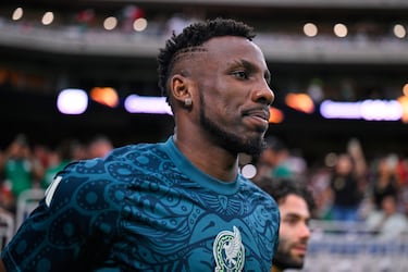 Los números del mexicano la rompen en el extranjero, pero ni así, es tomado en cuenta por la Selección Mexicana