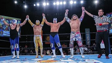 Atlantis, Mistico, Atlantis Jr. y Tanahashi festejan el triunfo.