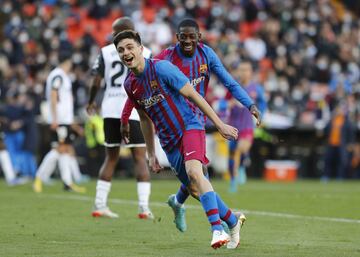 Pedri celebra con Dembélé el 1-4 al Valencia. 






