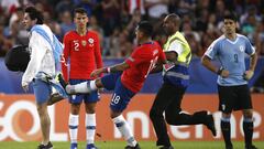 Un hincha de la seleccion uruguaya entra a la cancha durante el partido del grupo C de la Copa America contra Chile.