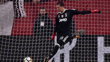 Juventus' Wojciech Szczesny undergoes knee surgery
