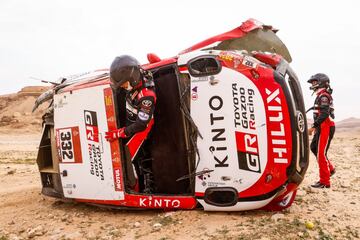 Así ha sido el revolcón de Lategan y su copiloto Cummings Brett durante los primeros kilómetros de la especial. Lategan ha sido trasladado al hospital con una fractura de clavícula provocada por el accidente. 