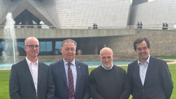 Agustín Lasaosa, presidente del Huesca (derecha), y Ricardo Mur (izquierda), consejero delegado, junto a Javier Tebas y el empresario oscense Jorge Costa.