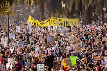 Miles de personas en la protesta en San Francisco contra el ICE. La ciudad de California se une así al resto de lugares en EE.UU. que han asumido una huelga general en contra de las actuaciones del Servicio de Inmigración y Control de Aduanas.