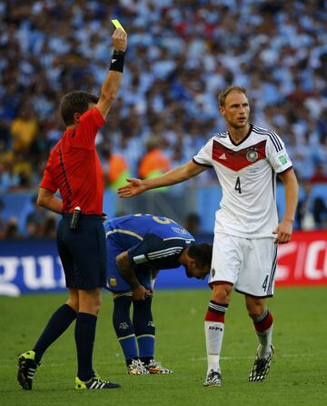 El ¨¢rbitro Nicola Rizzoli muestra cartulina amarilla a Benedikt Hoewedes.