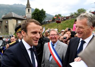 El presidente francés, Emmanuel Macron, acompañado por el alcalde de Saint-Martin d'Arc, Jean-Louis Gilloux, y el presidente del Consejo Regional de Saboya, Herve Gaymard.