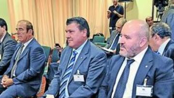 <b>ATENTO. </b>Miguel Concepción escucha una de las intervenciones ayer durante la asamblea anual de la promotora de la entidad.