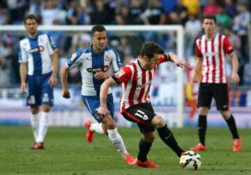 El centrocampista del Athletic Ibai Gómez Pérez con el balón ante el centrocampista del Espanyol Lucas Vázquez