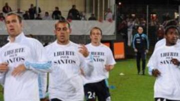 <b>DOS CARAS. </b>El OM apoyando a Santos.