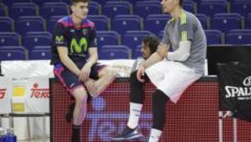 Juancho Hernang&oacute;mez (Movistar Estudiantes), con su  hermano mayor, Willy (Real Madrid), antes de un derbi.