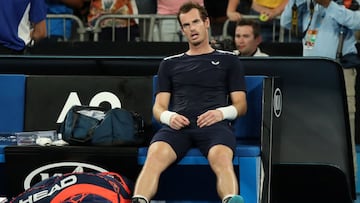 Andy Murray se lamenta en el banquillo tras su derrota ante Roberto Bautista en primera ronda del Open de Australia 2019.